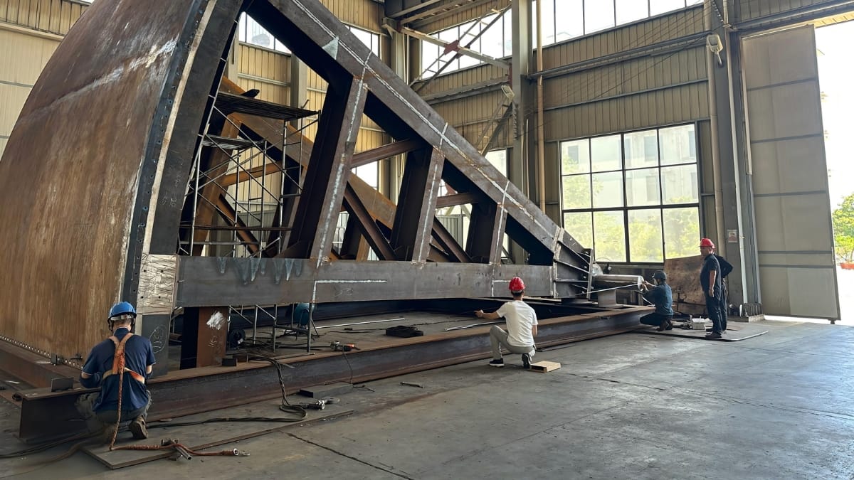 Large-scale steel structure fabrication at Fuda's manufacturing workshop