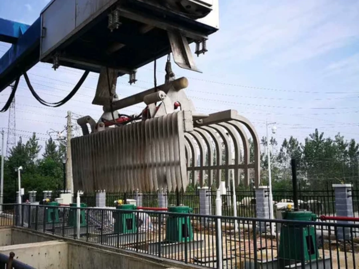 Grab bucket trash rakes