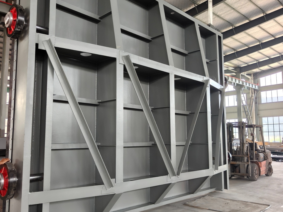 Flat steel gate with reinforcing ribs and side rollers in Fuda's workshop
