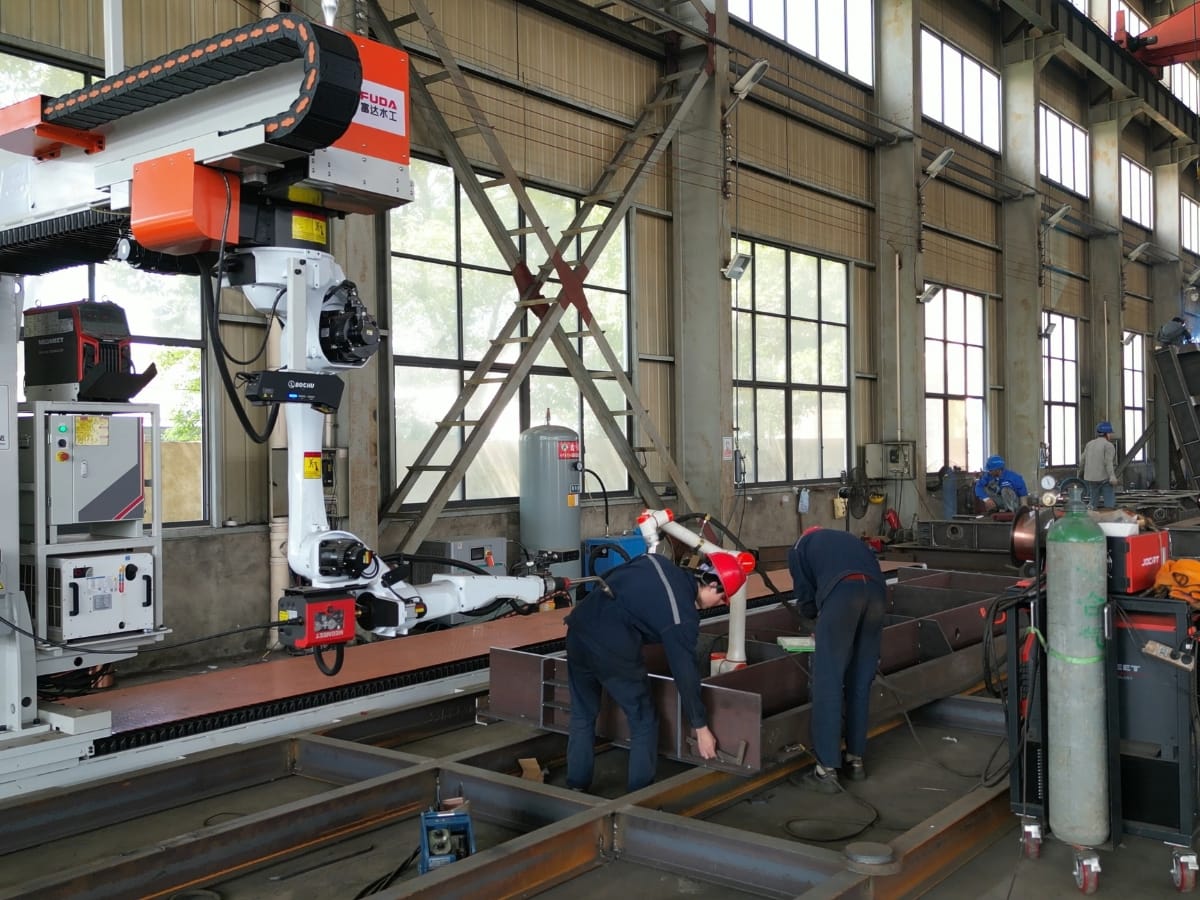 Gate pre-assembly at Fuda's manufacturing workshop