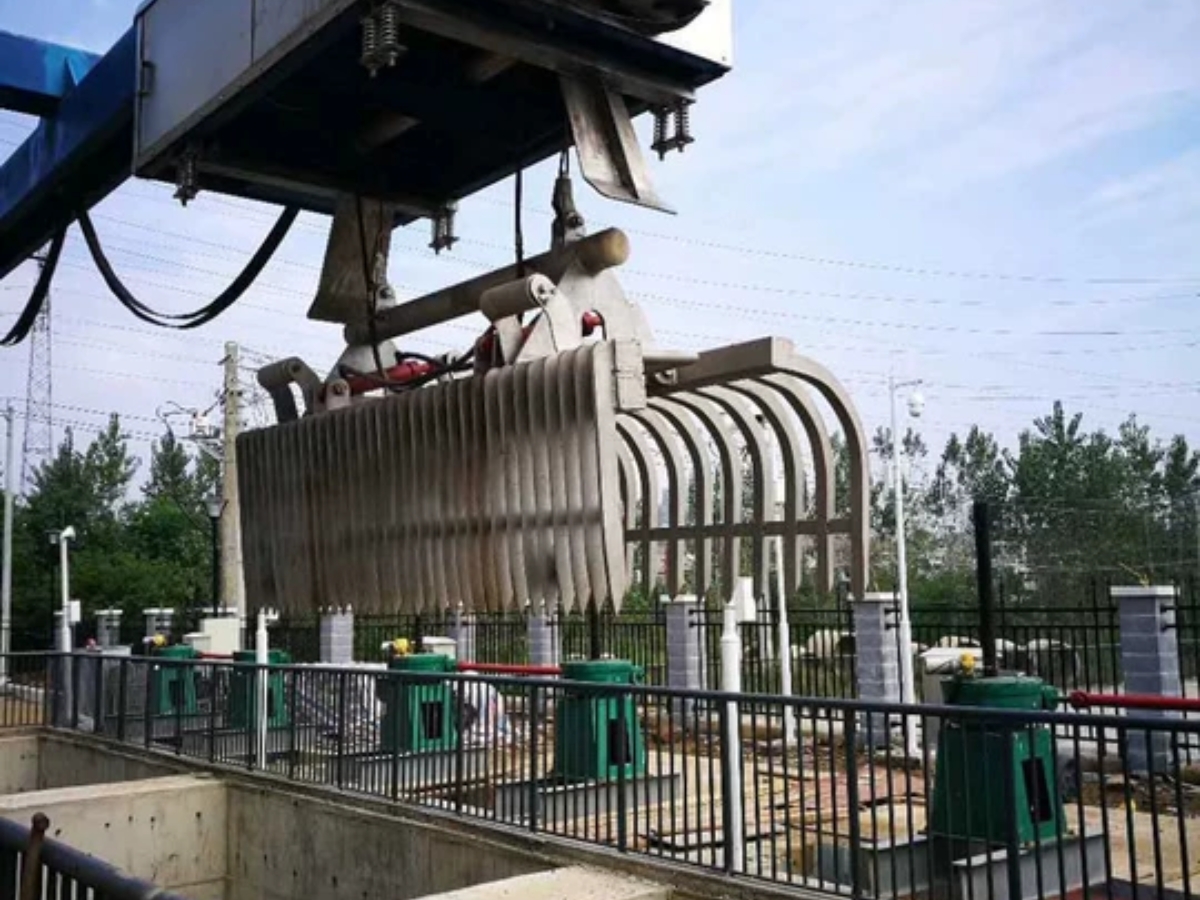 Grab bucket trash rake for water intake debris removal