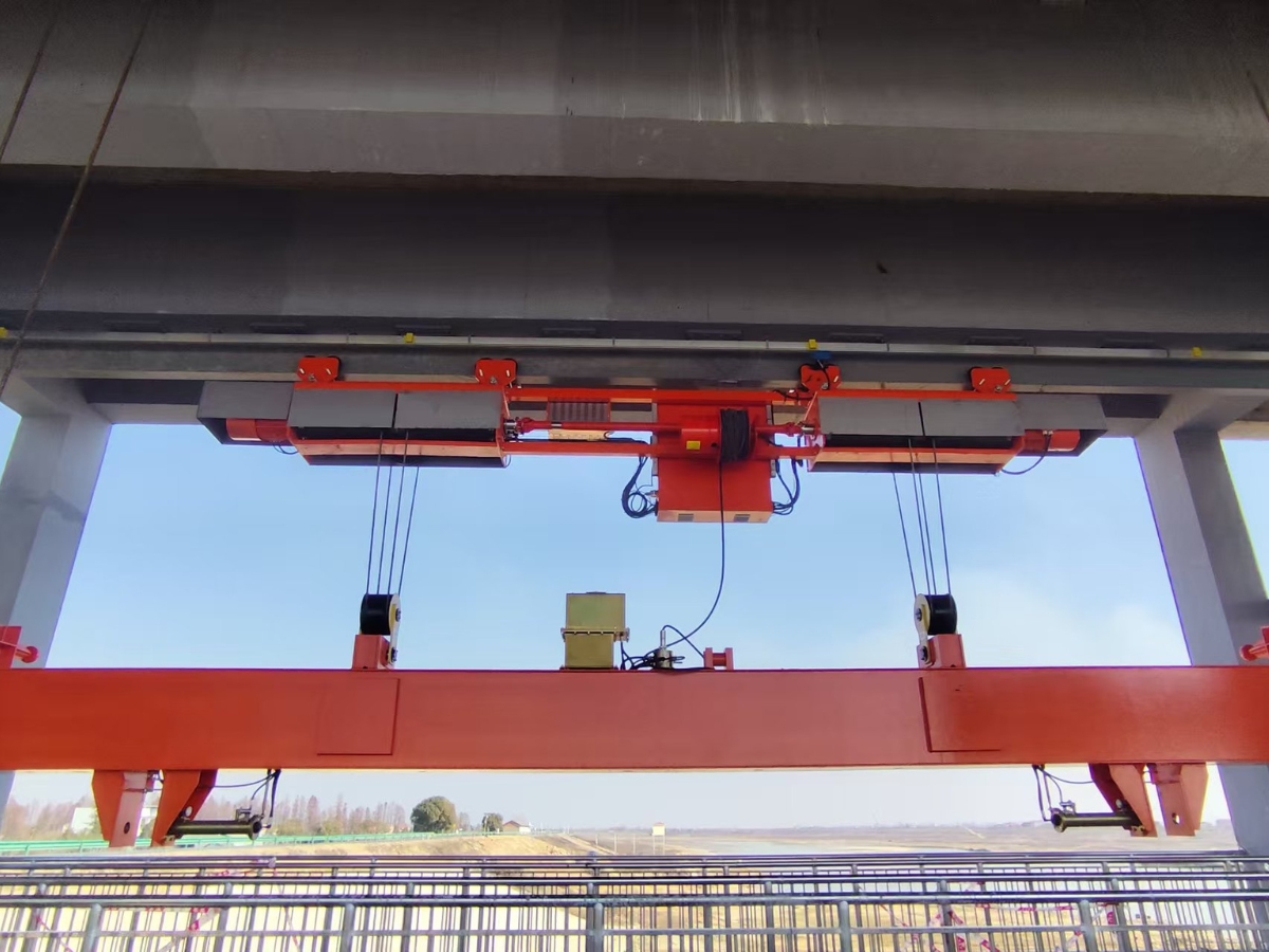 Mobile winch hoist for water control gates