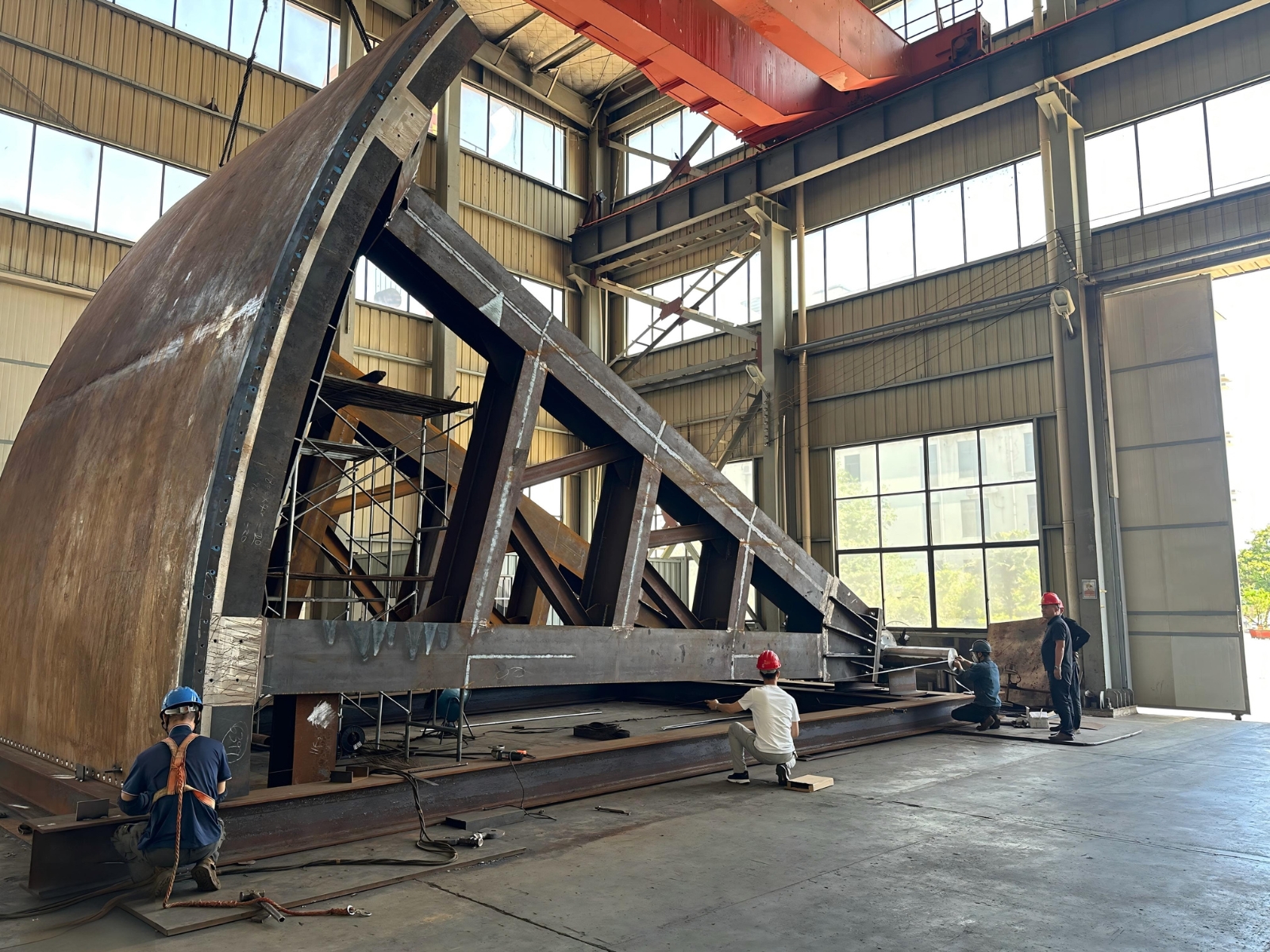 Large radial gate steel structure during pre-assembly in the Fuda workshop