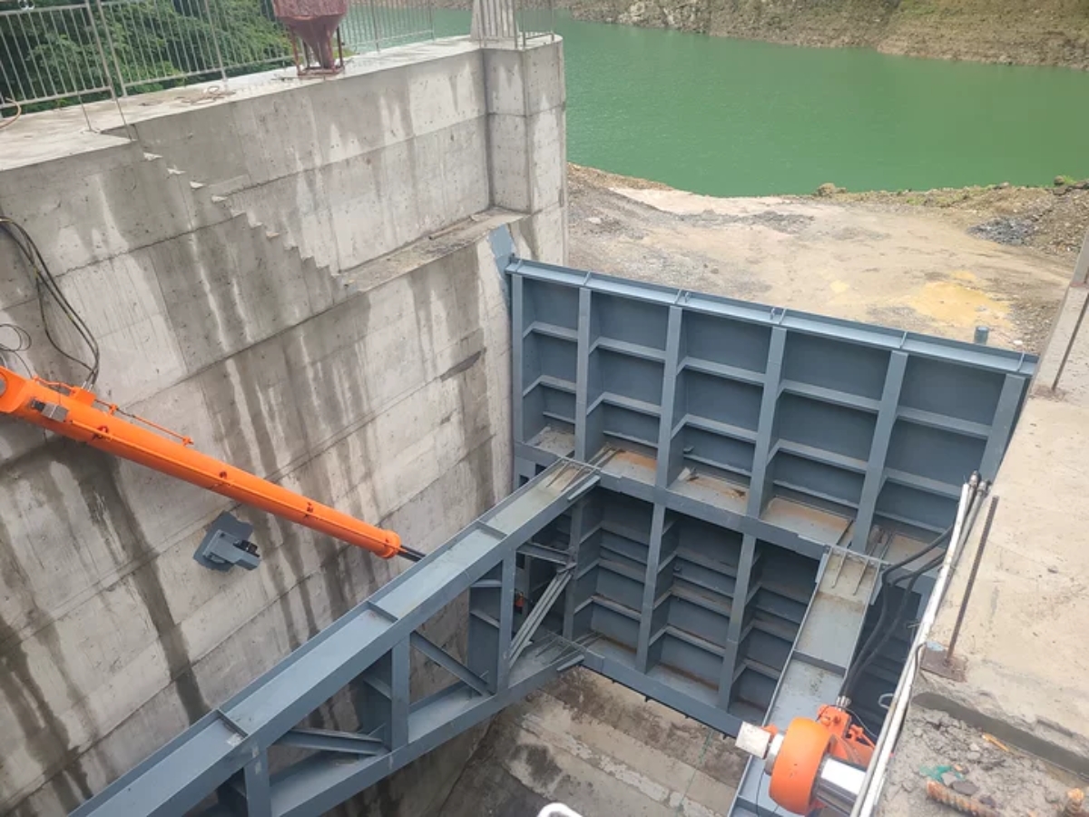 Radial gate with steel support arms and hydraulic cylinders