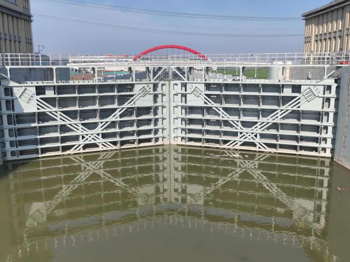 Pair of steel miter gates installed at a ship lock